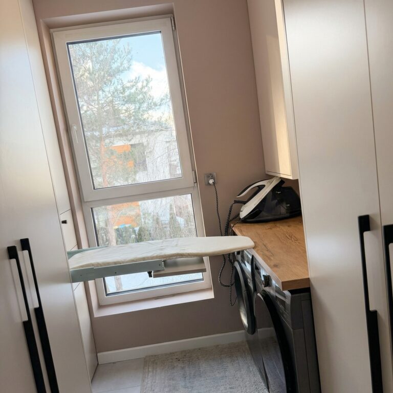 Garderoba na wymiar z wysuwaną deską doc prasowania i miejscem na żelazko De Morel