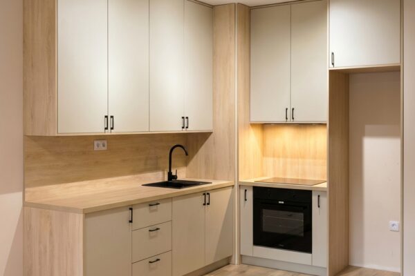 Kuchnia na wymiar w kolorze beżu w małej kawalerce Częstochowa De Morel