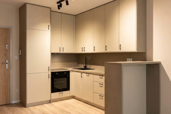 Kuchnia w kolorze kaszmiru z barkiem i oświetleniem szynowym