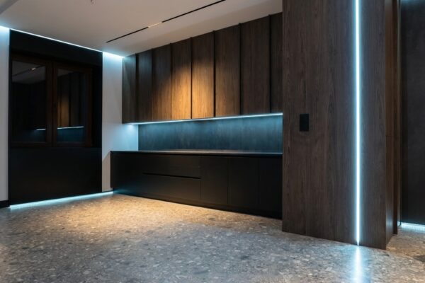 Zabudowa do biura w kolorze ciemnego dębu z oświetleniem LED