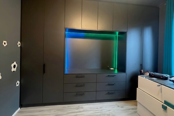 Czarna szafa młodzieżowa z wnęką na TV i oświetleniem LED