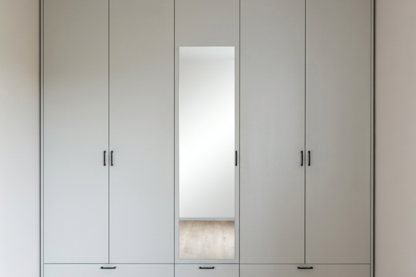 Szafa na wymiar z lustrem i szufladami z czarnymi uchwytami Częstochowa De Morel