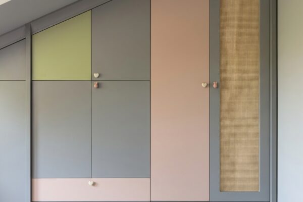 Szafa dziecięca z ratanem i uchwytami drewnianymi